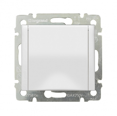 Legrand Valena Бел Розетка 1-ая с/з с крышкой