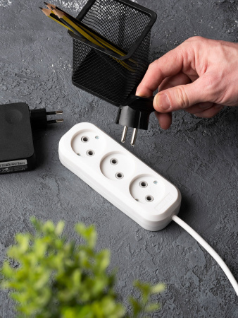 EKF PROxima Удлинитель "Эксперт" 3 гнезда 3 метра 10А/2,2кВт без заземления ПВС 2х0,75