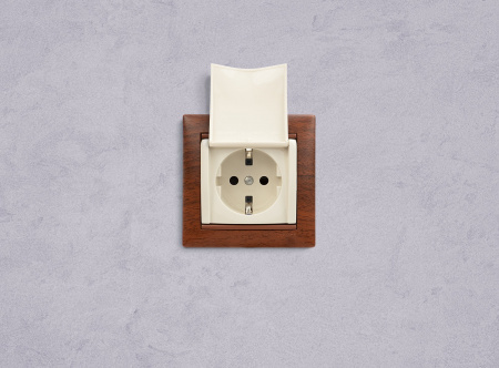 Legrand Valena Крем Розетка 1-ая с/з с крышкой