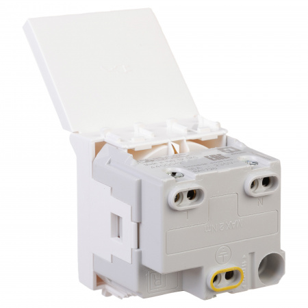 DKC Avanti Белый Розетка 2P+E со шторками IP41