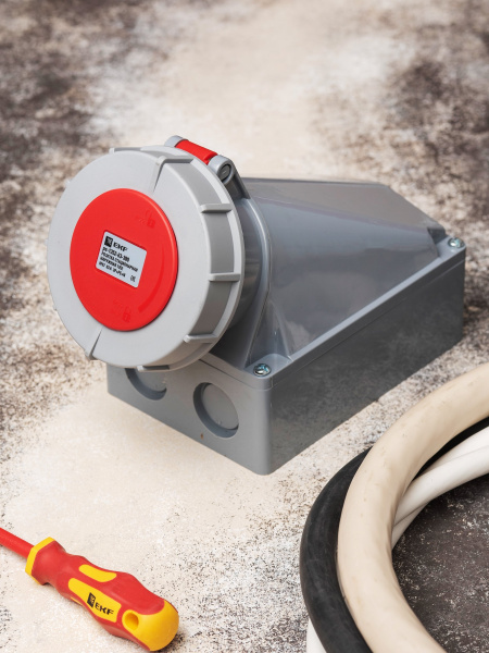 EKF PROxima Розетка стационарная наружная 1352 3Р+РЕ+N 63А 380В IP67