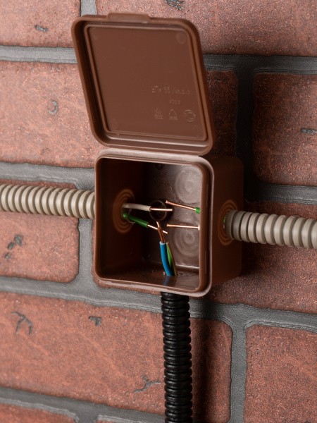 EKF PROxima Коробка распаячная КМР-030-037 пылевлагозащищенная без мембранных вводов (65х65х50) тёмное дерево