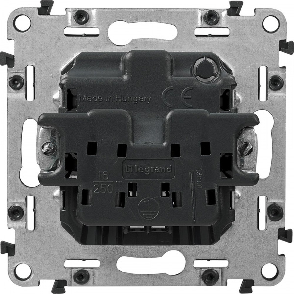 Legrand Valena Мех IN'MATIC Розетка б/з, со шторками, безвинт.зажим