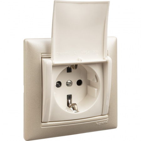 Legrand Valena Бел Розетка 1-ая с/з с крышкой