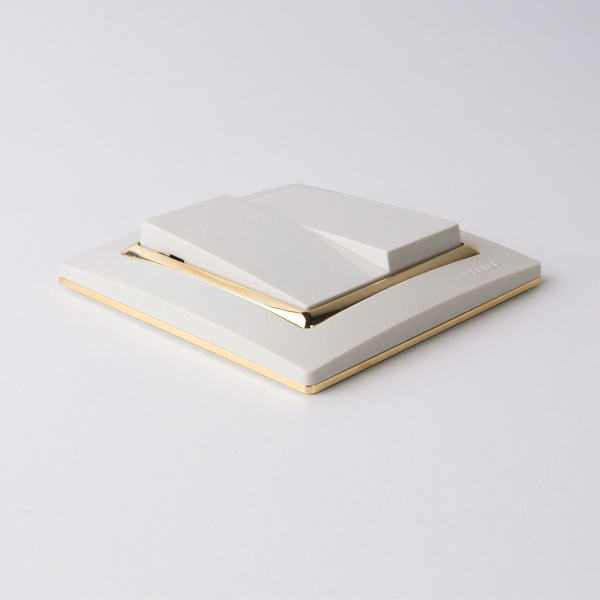 Рамка из поликарбоната на 1 пост Snabb слоновая кость/золото W0011932