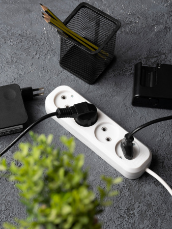 EKF PROxima Удлинитель "Эксперт" 4 гнезда 5 метров 10А/2,2кВт без заземления ПВС 2х0,75