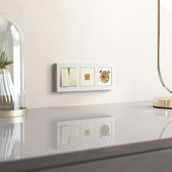 Рамка из поликарбоната на 3 поста Hammer белый W0032401