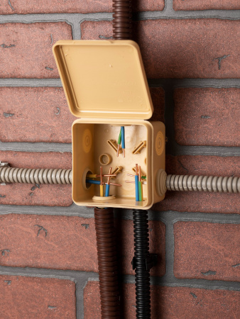 EKF PROxima Коробка распаячная КМР-030-031 с крышкой (80х80х50) 7 мембранных вводов светлое дерево IP54