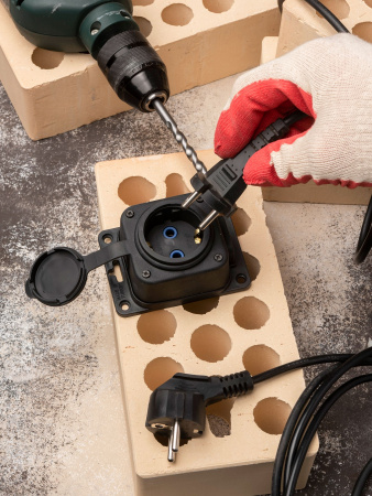 EKF PROxima Роз. одномест. с защит. крышкой каучуковая 230В 2P+PE 16A IP44 PRO