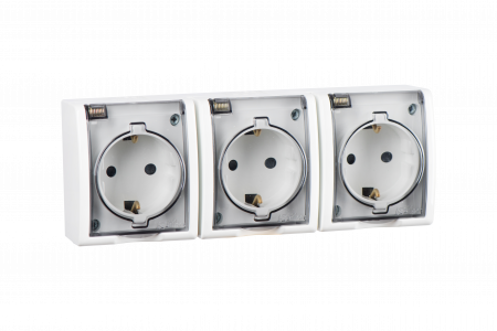 Simon 15 Aqua Белая Розетка 3-ая с/з с крышкой с защитными шторками наружная, IP54