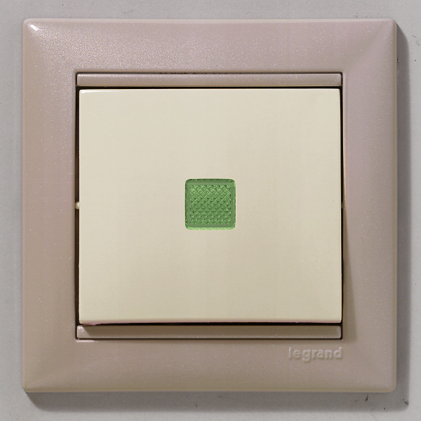Legrand Valena Крем Выключатель 1-клавишный с подсветкой