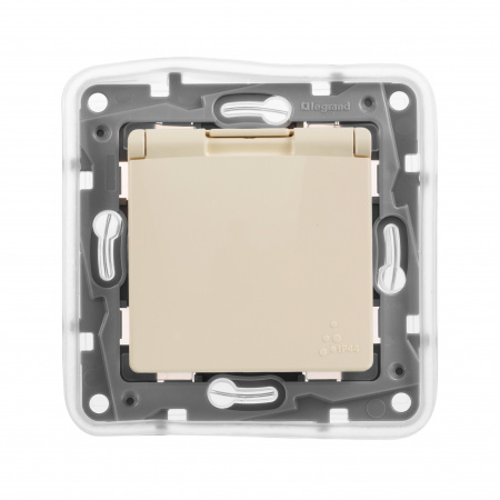 Legrand Etika Сл.кость Розетка с/з IP 44 с крышкой и шторками, автоматические клеммы,16А