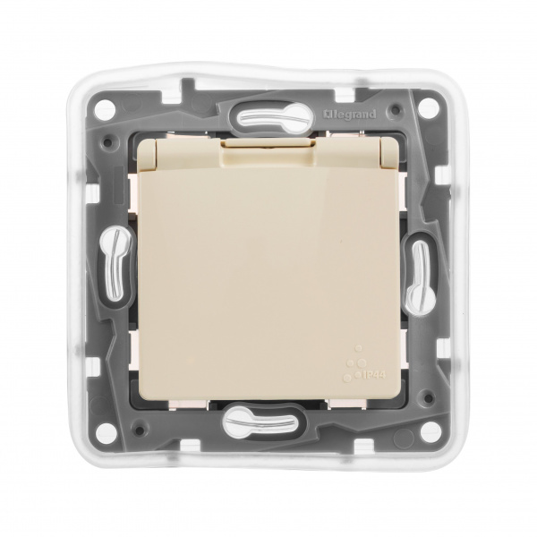 Legrand Etika Сл.кость Розетка с/з IP 44 с крышкой и шторками, автоматические клеммы,16А