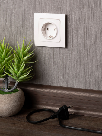 EKF PROxima Стокгольм Розетка 1-ая с/з 16А белая со шторками