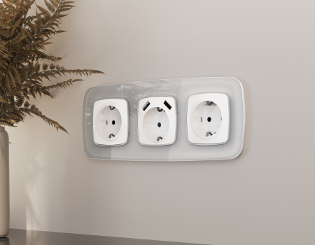 Лицевая панель OMEGA (Белый матовый) для электрической розетки с/з со шторками QUANT OP1270