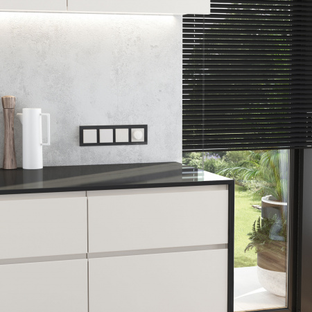 Розетка влагозащ. с зазем. с защит. крышкой и шторками N (перламутровый рифленый) W1171213