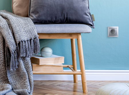 Legrand Valena Алюминий Розетка 1-ая с/з