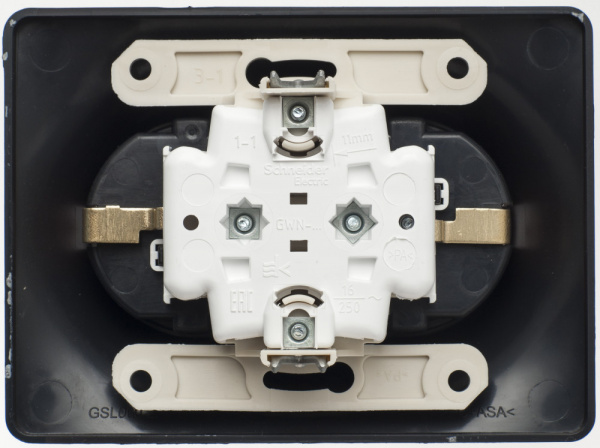 SE Glossa Шоколад Розетка 2-ая с/з со шторками, 16А (в сборе)