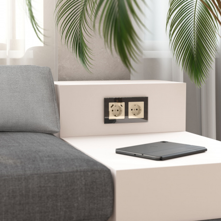 Розетка с заземлением и шторками (айвори акрил) W1171143