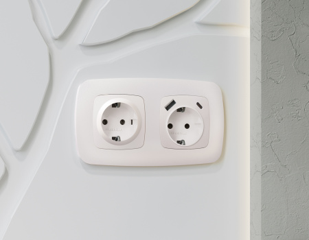 Лицевая панель OMEGA (Жемчуг) для электрической розетки с заземлением со шторками 2USB A+C QUANT OP2100