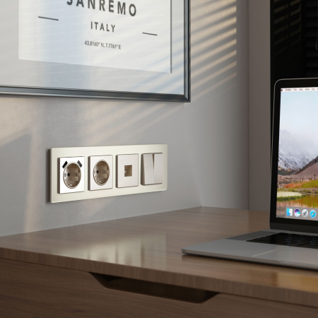 Рамка из стекла на 4 поста Senso шампань soft-touch W0043111