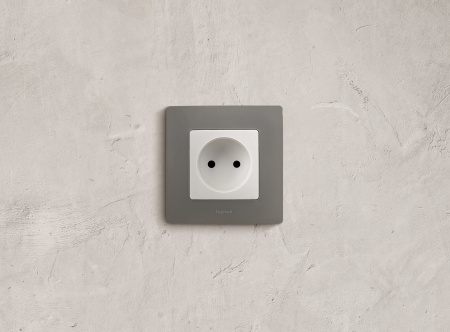 Legrand Etika Белый Розетка б/з, винтовые клеммы