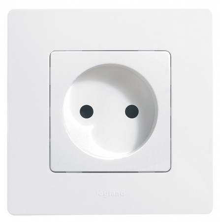 Legrand Etika Белый Розетка б/з со шторками, винтовые клеммы