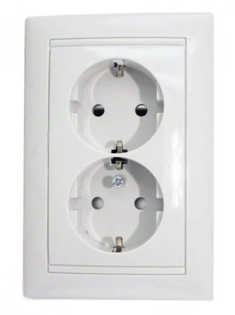 Legrand Valena Бел Розетка 2-ая с/з с защитными шторками литая