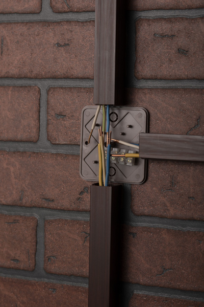 EKF PROxima Коробка разветвительная КМР-030-030кг (75х75х26) с клеммником тёмное дерево