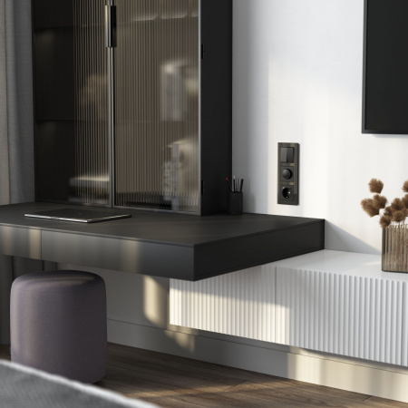 Рамка из стекла на 3 поста Favorit черный W0031108