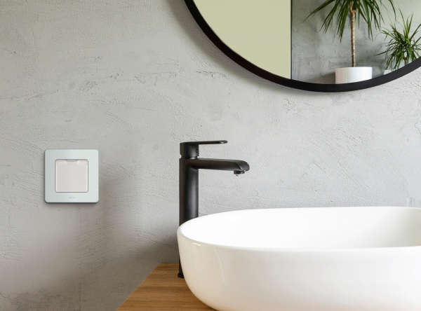 Legrand INSPIRIA Белый Розетка 2К+З IP 44 с откидной крышкой и шторками - немецкий стандарт - 16 А - 250 В