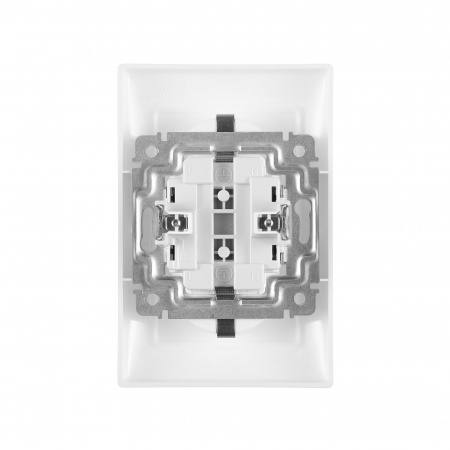 Legrand DIY Valena Бел Розетка 2-ая с/з с защитными шторками литая