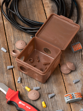 EKF PROxima Коробка распаячная КМР-030-031 с крышкой (80х80х50) 7 мембранных вводов тёмное дерево IP54