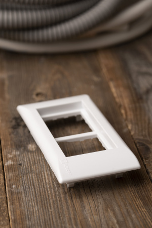 EKF PROxima Рамка+суппорт на 4 модуля (2 поста) для парапетного кабельного канала C-Line