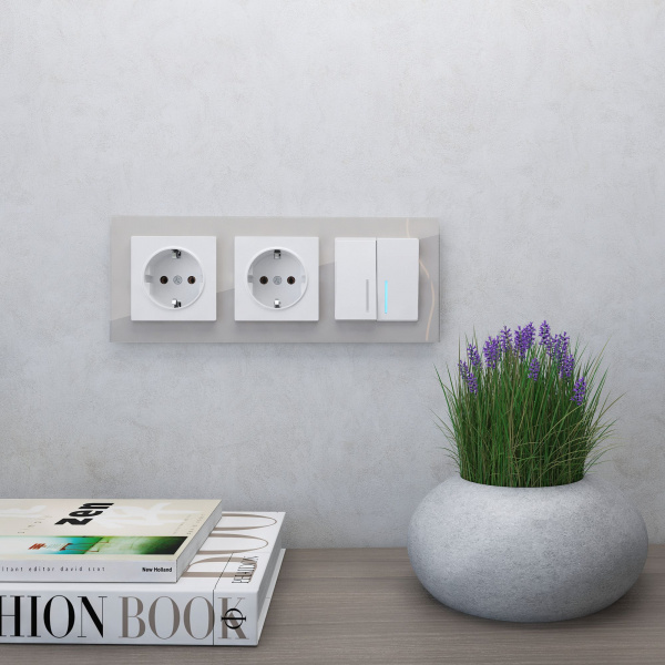 Рамка из стекла на 3 поста Favorit дымчатый W0031117