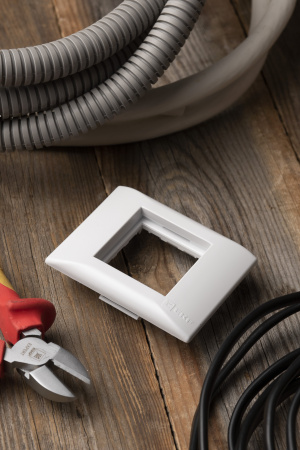 EKF PROxima Рамка+суппорт на 2 модуля (1 пост) для парапетного кабельного канала C-Line