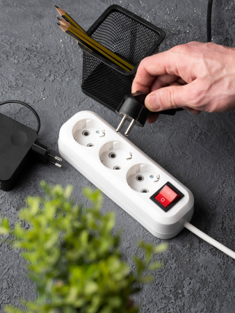 EKF PROxima Удлинитель "Эксперт" 3 гнезда 5 метров 16А/3,5кВт с выключателем и заземлением ПВС 3х1