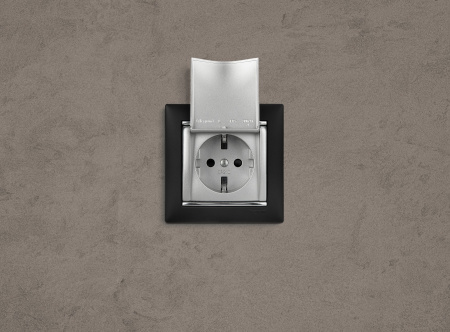 Legrand Valena Алюминий Розетка 1-ая с/з с крышкой