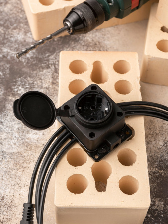 EKF Basic Розетка настенная с защитной крышкой каучуковая 230В 2P+PE 16A IP44