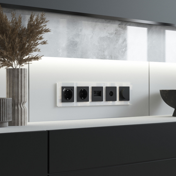 Рамка из стекла на 5 постов Favorit белый W0051101