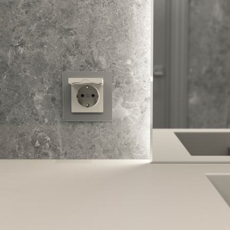 Розетка влагозащ. с зазем. с защит. крышкой и шторками (дымчатый) W1271204