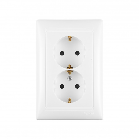 Legrand DIY Valena Бел Розетка 2-ая с/з с защитными шторками литая