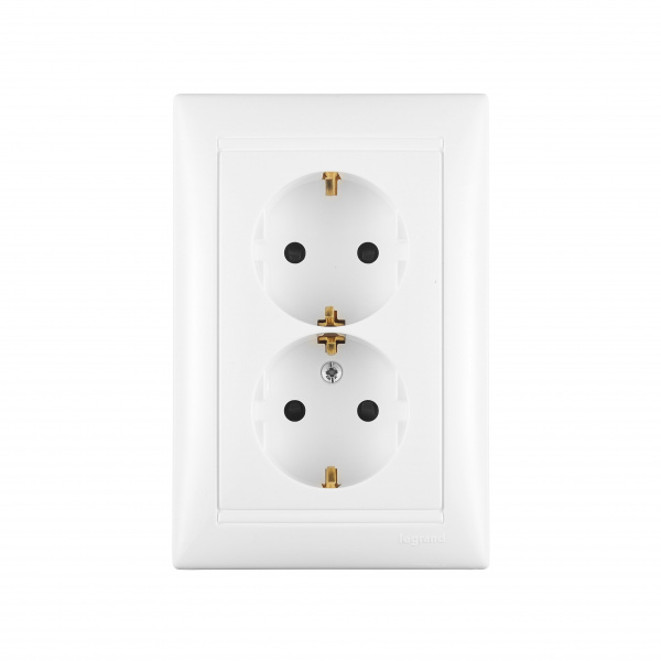 Legrand DIY Valena Бел Розетка 2-ая с/з с защитными шторками литая