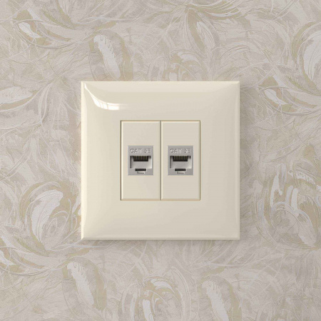 DKC Avanti Компьютерная розетка RJ-45 без шторки в стену, кат.5e двойная экранированная, Ванильная дымка