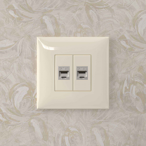 DKC Avanti Компьютерная розетка RJ-45 без шторки в стену, кат.5e двойная экранированная, Ванильная дымка