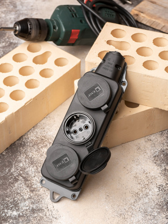 EKF Basic Розетка (колодка) трехместная с защит. крышками каучуковая 230В 2P+PE 16A IP44