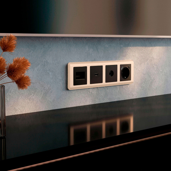 Рамка из поликарбоната на 4 поста Stream шампань W0042111