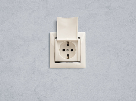 Legrand Valena Бел Розетка 1-ая с/з с крышкой