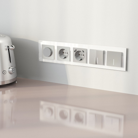 Рамка из стекла на 5 постов Favorit белый W0051101