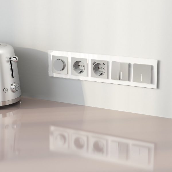 Рамка из стекла на 5 постов Favorit белый W0051101